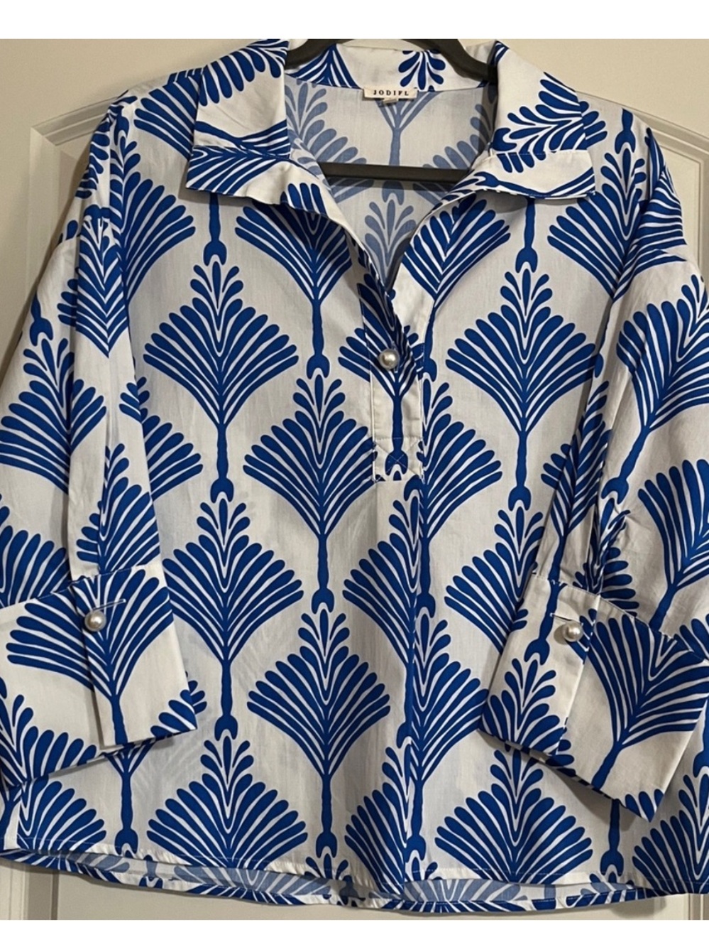 JODIFL BLUE WHITE BOTANICAL PRINT COLLARED TOP WITH PEARL BUTTONS